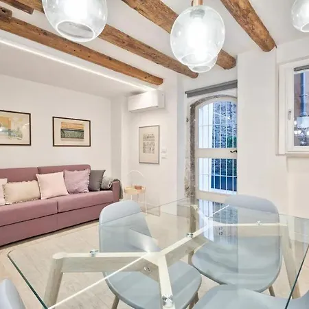 アパート Charming With Private Courtyard *