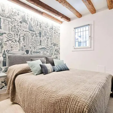Charming With Private Courtyard Апартаменты