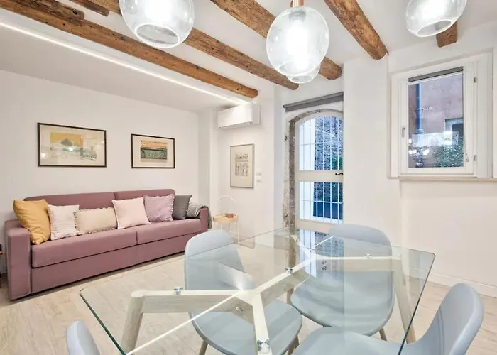 아파트 Charming With Private Courtyard *