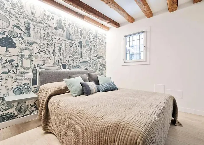 Charming With Private Courtyard דירה