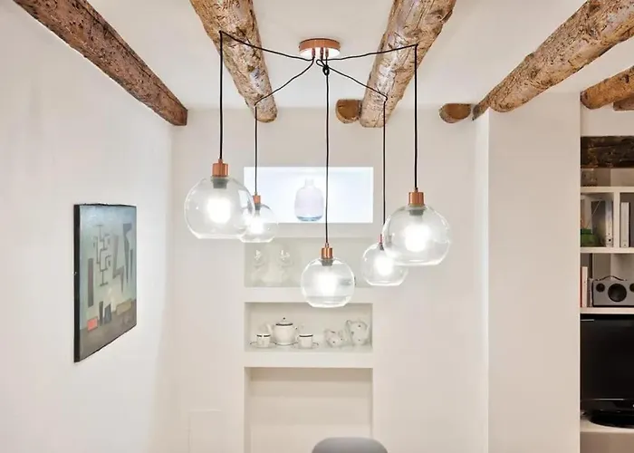 아파트 Charming With Private Courtyard *