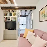 דירה Charming With Private Courtyard
