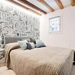 Charming With Private Courtyard דירה