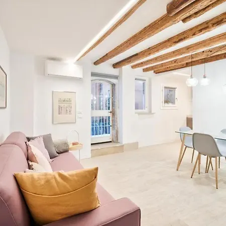 Charming With Private Courtyard * Velence