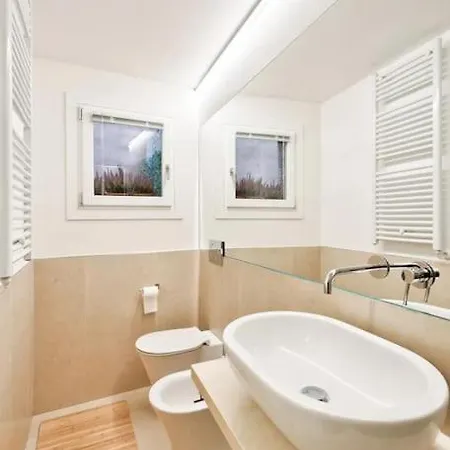 Charming With Private Courtyard * Velence