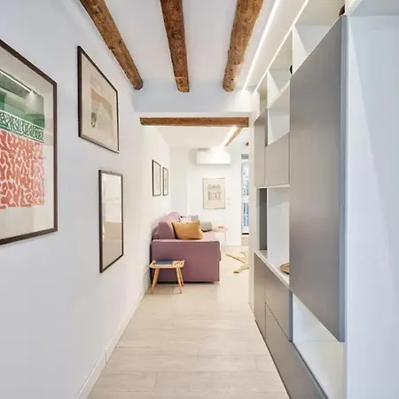 Charming With Private Courtyard דירה