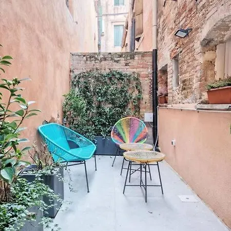 Apartman Charming With Private Courtyard Velence