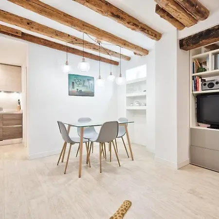 Charming With Private Courtyard 아파트