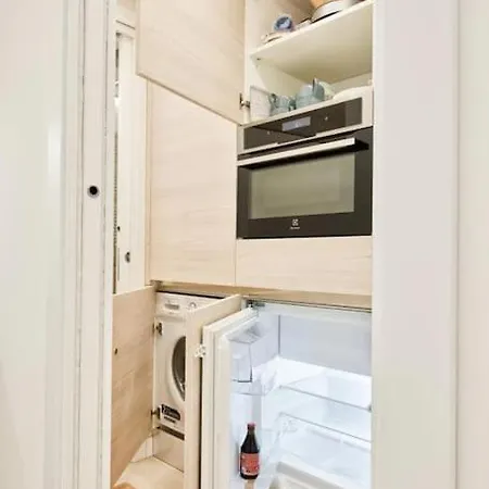 Charming With Private Courtyard 아파트 *