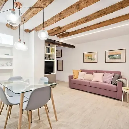 Charming With Private Courtyard